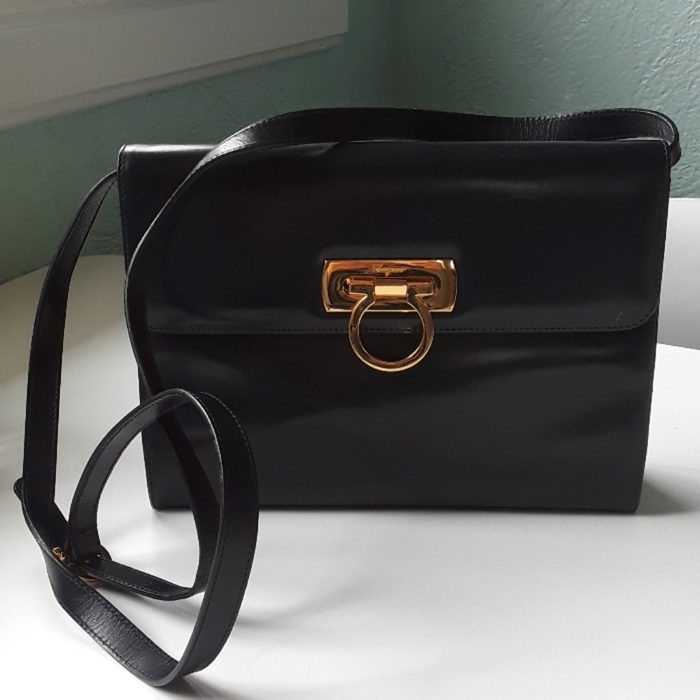 Vintage Ferragamo cross body handbag!